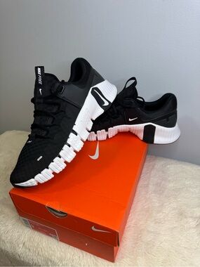 Nike Free Metcon 5 Black/White Low Top Lace-Up Mesh Sneakers DV3949-001